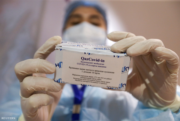 Kazah egészségügyi dolgozó egy doboz QazVac védőoltással