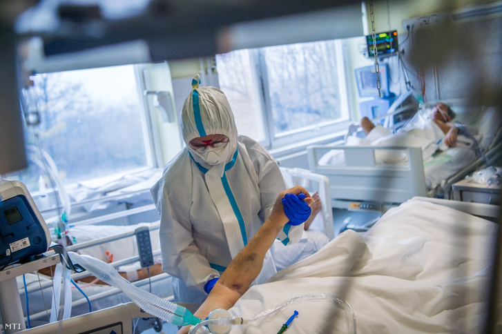 Védőfelszerelést viselő gyógytornász az Országos Korányi Pulmonológiai Intézet koronavírussal fertőzött betegek fogadására kialakított intenzív osztályán 2020. december 11-én