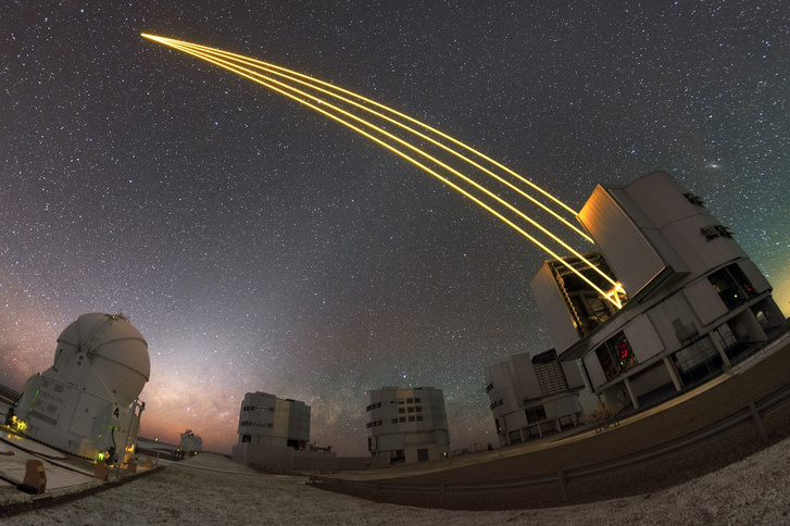 Az ESO chilei VLT obszervatóriuma, amint lézer vezetőfénnyel segíti a légkör torzításának kiszűrését