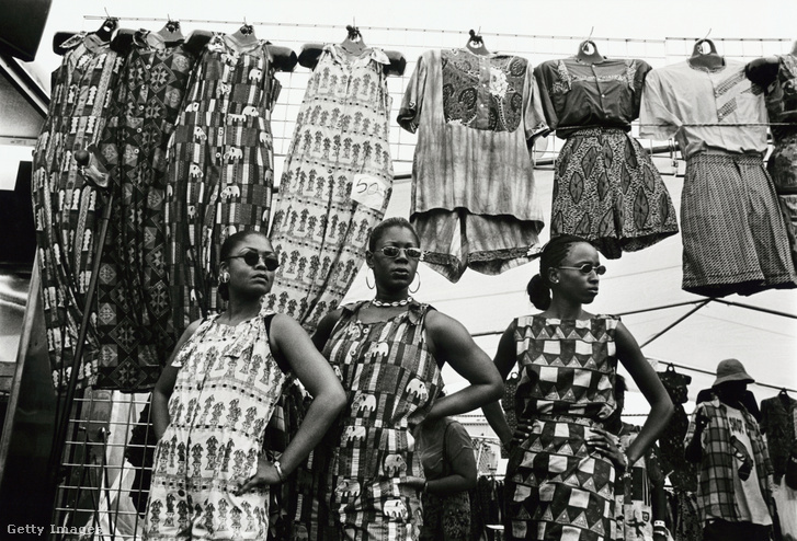 Nők Afrika-inspirálta ruhákat árulnak Brooklynban