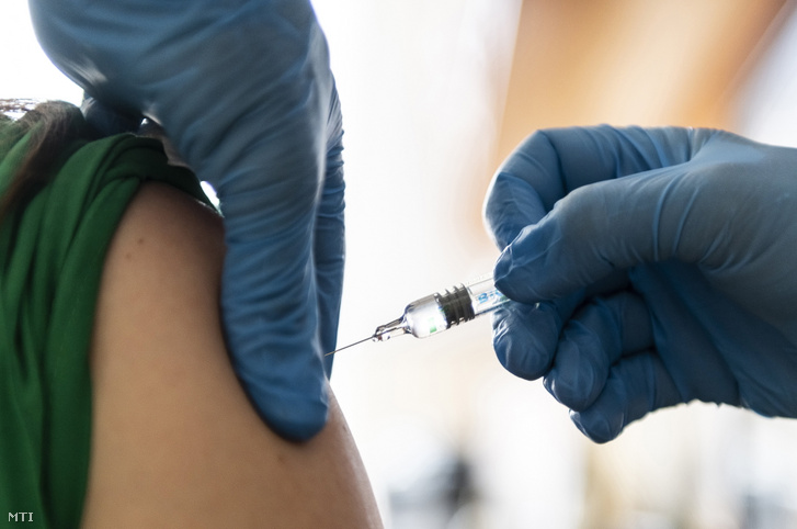 Beoltanak egy nőt a Sinopharm koronavírus elleni vakcina első adagjával egy háziorvosi rendelőjében 2021. április 27-én