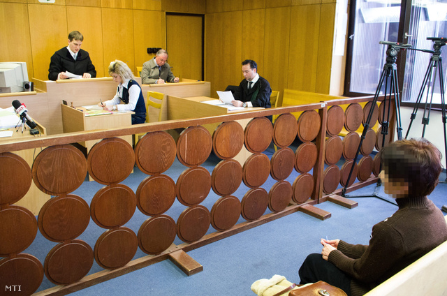 Tribuszer Zoltánné (j) az ellene újabb csalások miatt indult büntetőper tárgyalásán a Komlói Járásbíróságon
