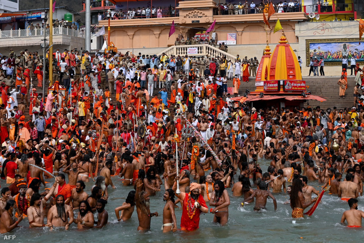 Kumbh Melá fesztivál 2021. április 12-én Haridvár városában, Indiában