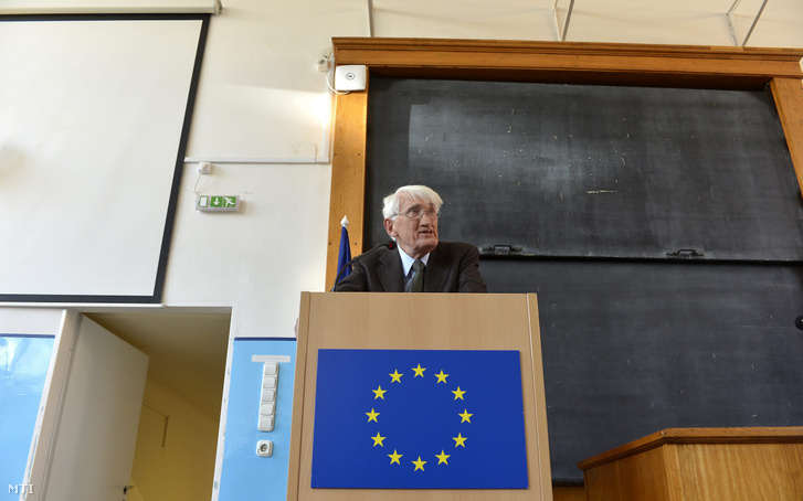 Jürgen Habermas német filozófus, szociológus előadást tart Budapesten az Eötvös Loránd Tudományegyetemen 2014. május 29-én