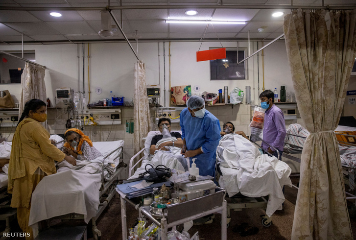 Koronavírusos betegeket kezelő orvos a Holy Family kórházban 2021. május 1-jén Új-Delhiben, Indiában