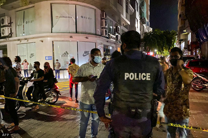 Rendőrök biztosítják a helyszínt a Mohamed Nasíd háza melletti robbantás után