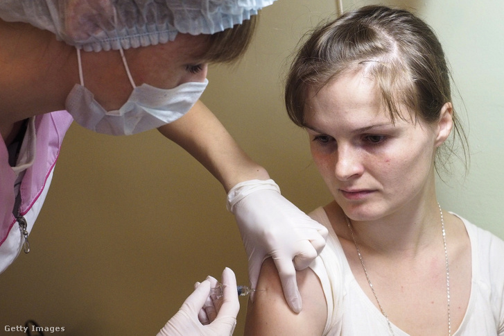 Egy orvos influenza elleni védőoltást ad be a volográdi városi kórházban, Oroszországban 2016. október 11-én