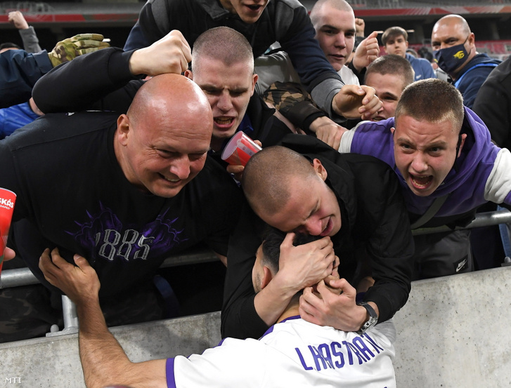 Az újpesti Lirim Kastrati örül a szurkolókkal, miután gólt szerzett a Magyar Kupa döntõjében