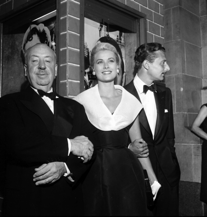 Grace Kelly Alfred Hitchcock és Oleg Cassini társaságában.