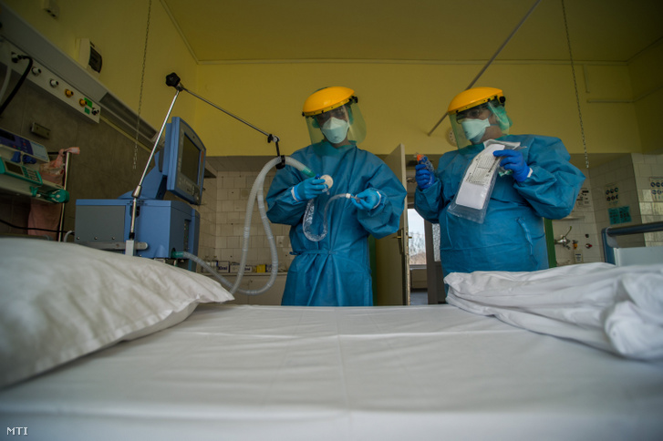 Védőfelszerelést viselő ápolók egy lélegeztetőgépet ellenőriznek a koronavírussal fertőzött betegek fogadására kialakított egyik osztályon az Országos Korányi Pulmonológiai Intézetben 2020. március 24-én