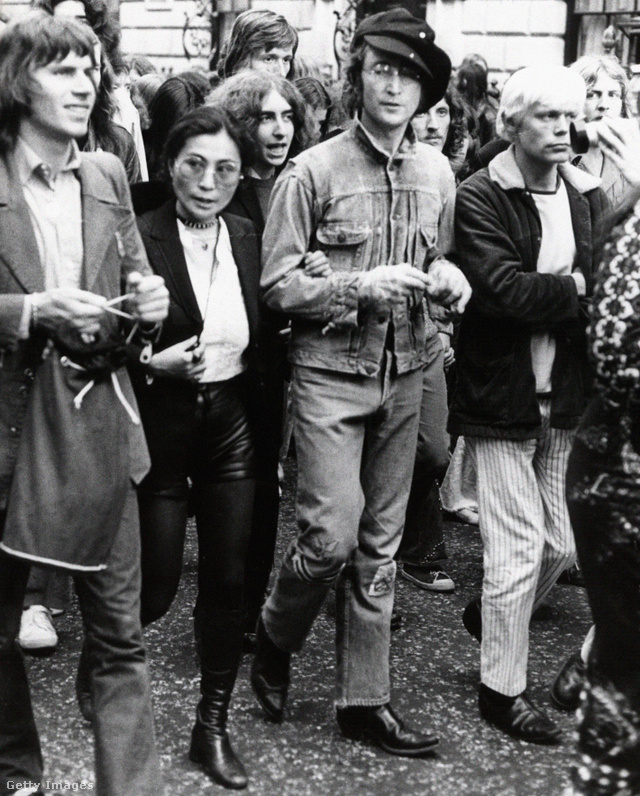 John Lennon és Yoko Ono egy háborúellenes tüntetésen.