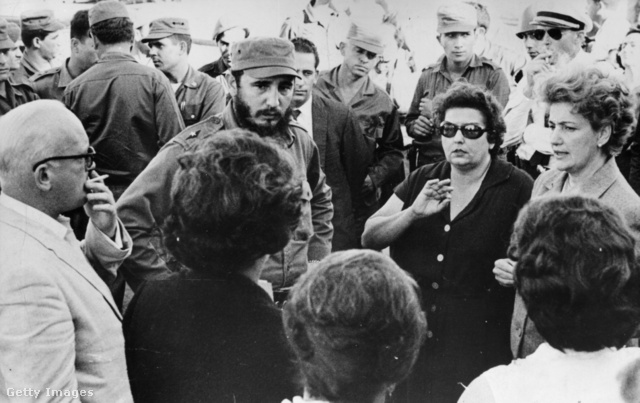 Fidel Castro Disznó-öbölben elfogott amerikai katonák szüleivel beszélget.