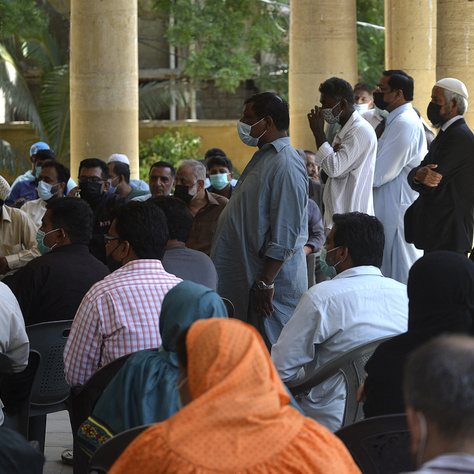 Koronavírus elleni oltásra váró emberek Karacsiban, május 10-én.