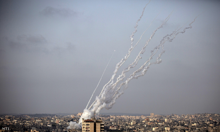 Izraeli célpontokra kilőtt rakéták Gáza felett, 2020 május 10-én.
