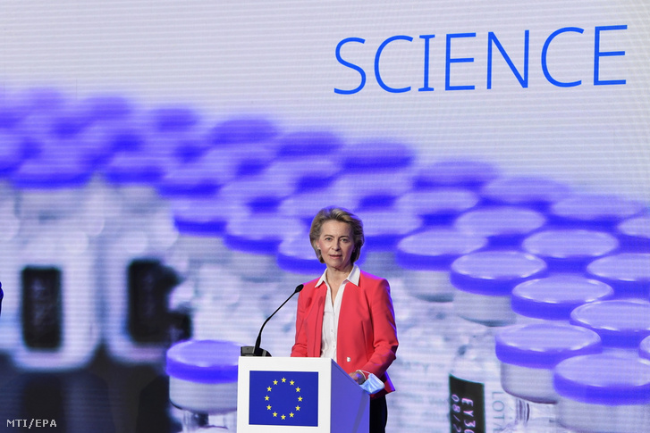 Ursula von der Leyen, az Európai Bizottság elnöke sajtótájékoztatót tart a Pfizer puursi üzemében tett látogatásakor 2021. április 23-án