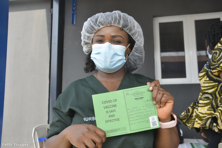Egy nigériai nő felmutatja oltási igazolványát Lagos városában 2021 május 12-én