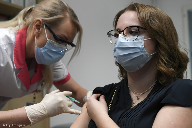 Jelena Rozinko orvos beadja az első adag Pfizer vakcinát Észtországban,2020 december 27-én