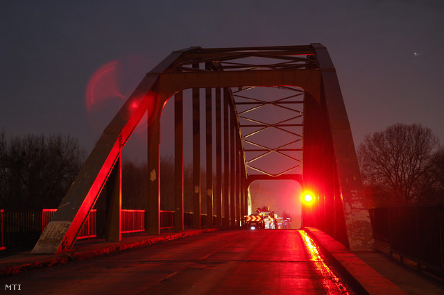 2009. március 4. A lezárt híd. Megrepedt a vásárosnaményi Tisza-híd fő tartóeleme ezért lezárták a forgalom elől a folyami átkelőt.