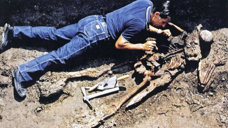 A 26-os számú csontváz feltárása Pompeji közelében