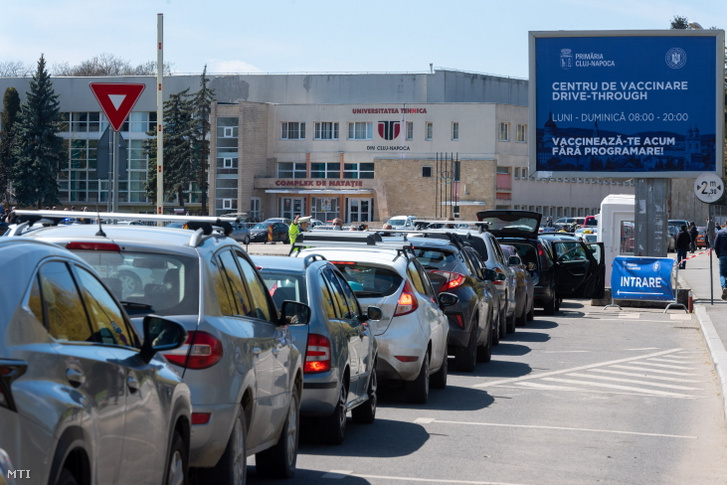 Várakozók a Kolozsváron nyitott autós (drive-through) oltóponton 2021. április 26-án