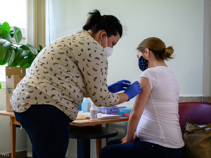 Egy várandós nő megkapja a Pfizer-BioNTech koronavírus elleni vakcinájának első adagját a Fejér Megyei Szent György Egyetemi Oktató Kórházban Székesfehérváron 2021. április 2-án