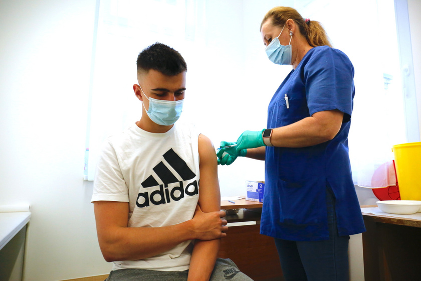 Klenovicsné Gelencsér Ilona nővér beadja az AstraZeneca koronavírus elleni vakcináját egy férfinek Kaposváron.
