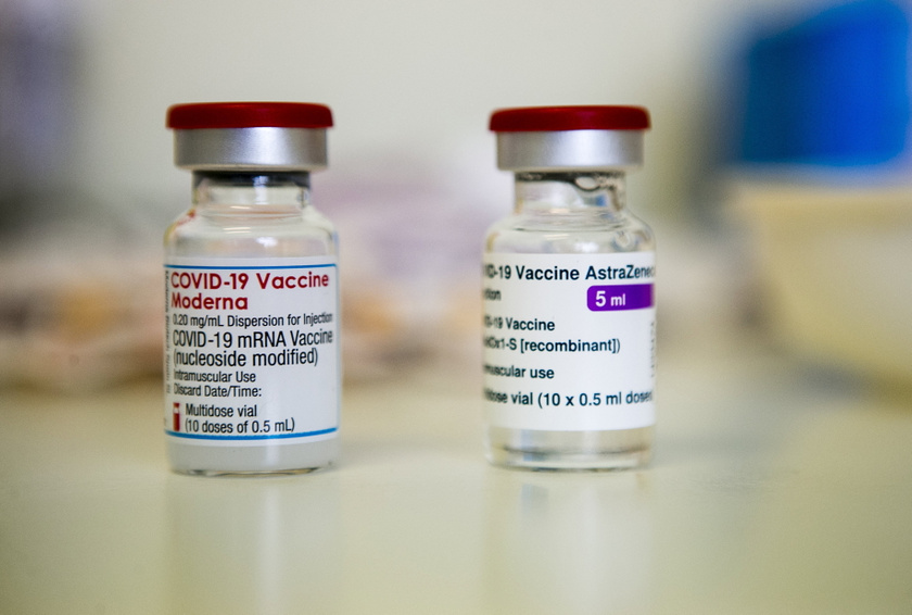 A Moderna és az AstraZeneca koronavírus elleni vakcinája Gaszner András háziorvos kecskeméti rendelőjében.