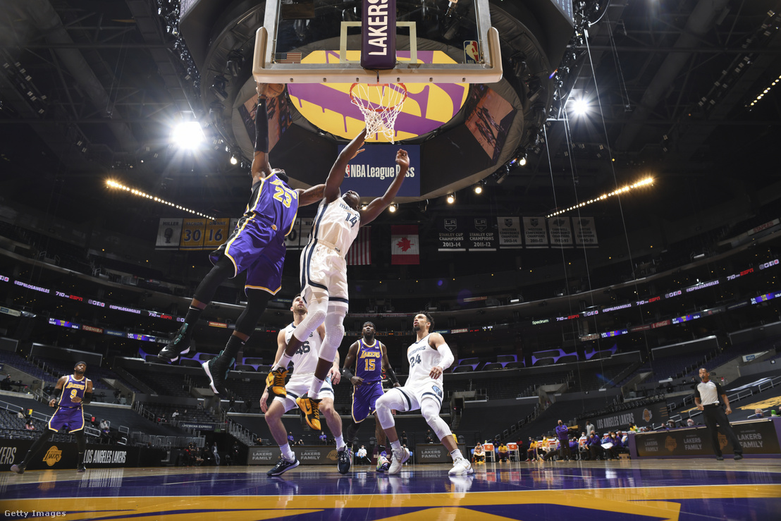 A Los Angeles Lakers játékosa, LeBron James kosárba dob 2021. február 12-én a kaliforniai Staples Centerben