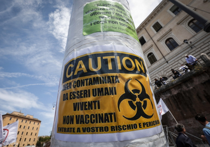 A koronavírus elleni oltás és a nem oltottak hátrányos megkülönböztetése ellen tüntetnek Rómában 2021. május 17-én