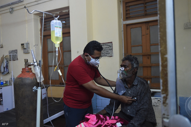 Egy orvos megvizsgál egy koronavírusos beteget 2021. május 18-án Indiában