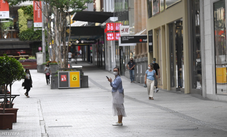Néptelen Brisbane belvárosa 2021. március 30-án, miután Queensland állam fővárosát előző este három napra lezárták 10 új koronavírusos eset észlelése miatt. A 23,5 millió lakosú Ausztráliában eddig mintegy 30 ezren lettek koronavírusosak, a ragály halottjaik száma nem éri el az ezret sem