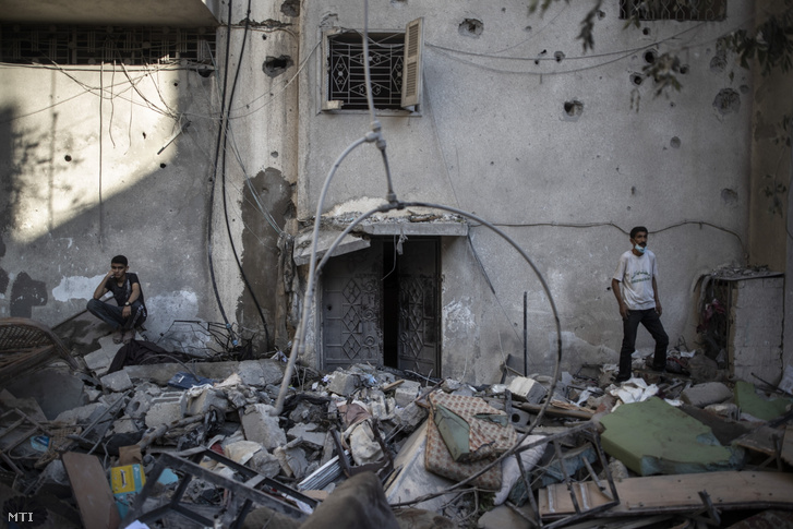 Izraeli légi csapásban megrongálódott lakóépület maradványai Gázában 2021. május 15-én
