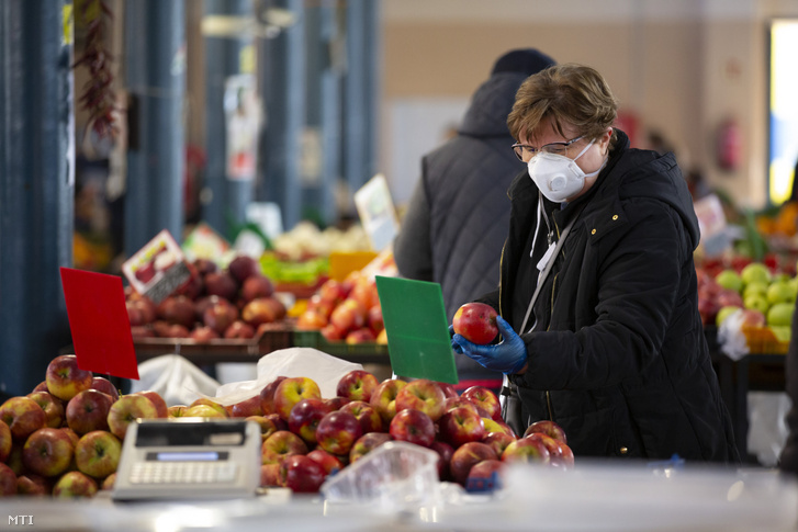 A koronavírus-járvány miatt maszkot viselő vásárló a kaposvári piacon 2020. március 28-án