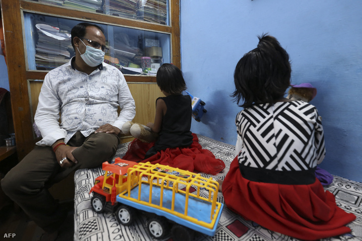 Egy indiai ikerpárra, Triptire és Parira vigyáz rokonuk; ők mindkét szülőjüket elvesztették a járványban