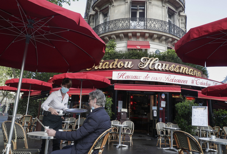 Szerda reggel kiszolgálnak egy vevőt egy párizsi kávéházban
