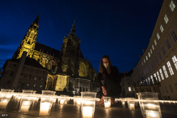Május 10-én gyertyagyújtással emlékeztek meg a koronavírus áldozatairól a prágai Várnegyedben