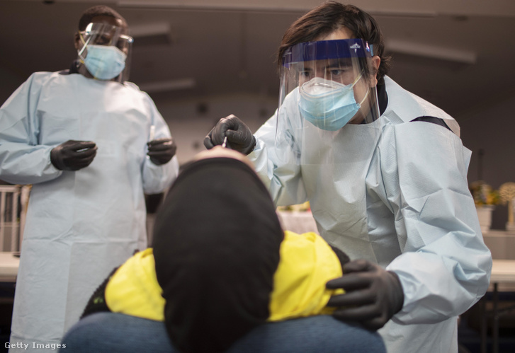 Egészségügyi dolgozók koronavírusteszthez mintát vesznek 2020. július 20-án Floridában