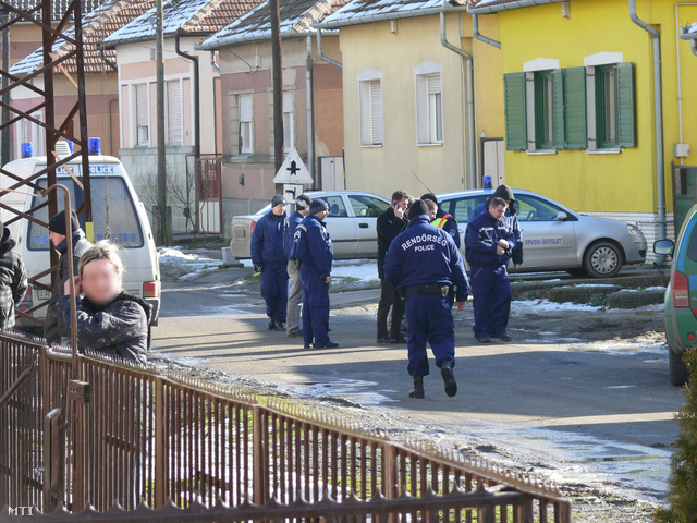 2011. február 12. Rendőrök helyszínelnek Rakamazon, ahol egy egyedül lakó, 76 éves asszony holttestét találták meg a házában.