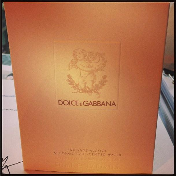 Egy rosszabb minőségű kép a Dolce & Gabbana babaillatáról. Ezt is a tervező posztolta.