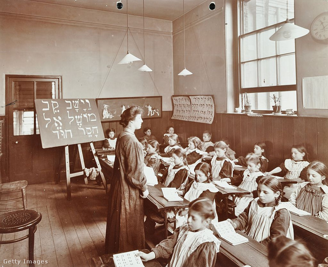 Ingyenes hébertanítás egy ingyenes londoni zsidó iskolában 1908-ban