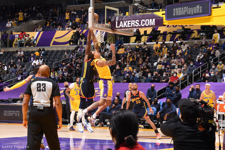 A Los Angeles Lakers játékosa, Kyle Kuzma kosárra dob 2021. május 19-én