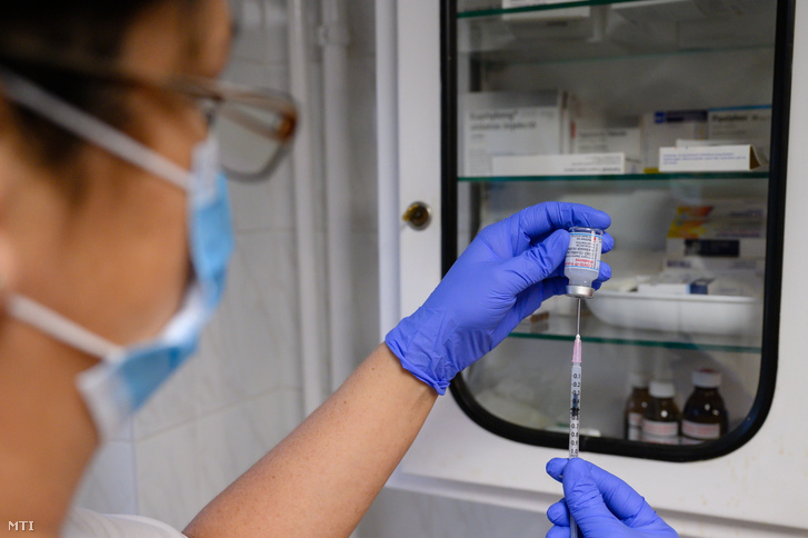Oltáshoz készítik elő a Moderna amerikai biotechnológiai cég koronavírus elleni vakcináját Szalai Marianna várpalotai háziorvos Loncsosi úti orvosi rendelőjében 2021. május 20-án.