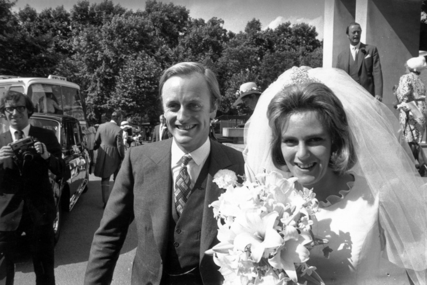 Kamilla és első férje, Andrew Parker Bowles esküvőjük napján 1973. július 4-én.