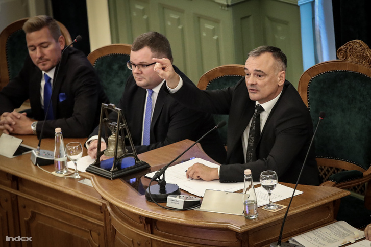 Borkai Zsolt megválasztott, de a posztjáról november 8-án délutáni határidővel lemondó polgármester beszél a Győri Közgyűlés alakuló ülésén a városháza dísztermében 2019. november 7-én