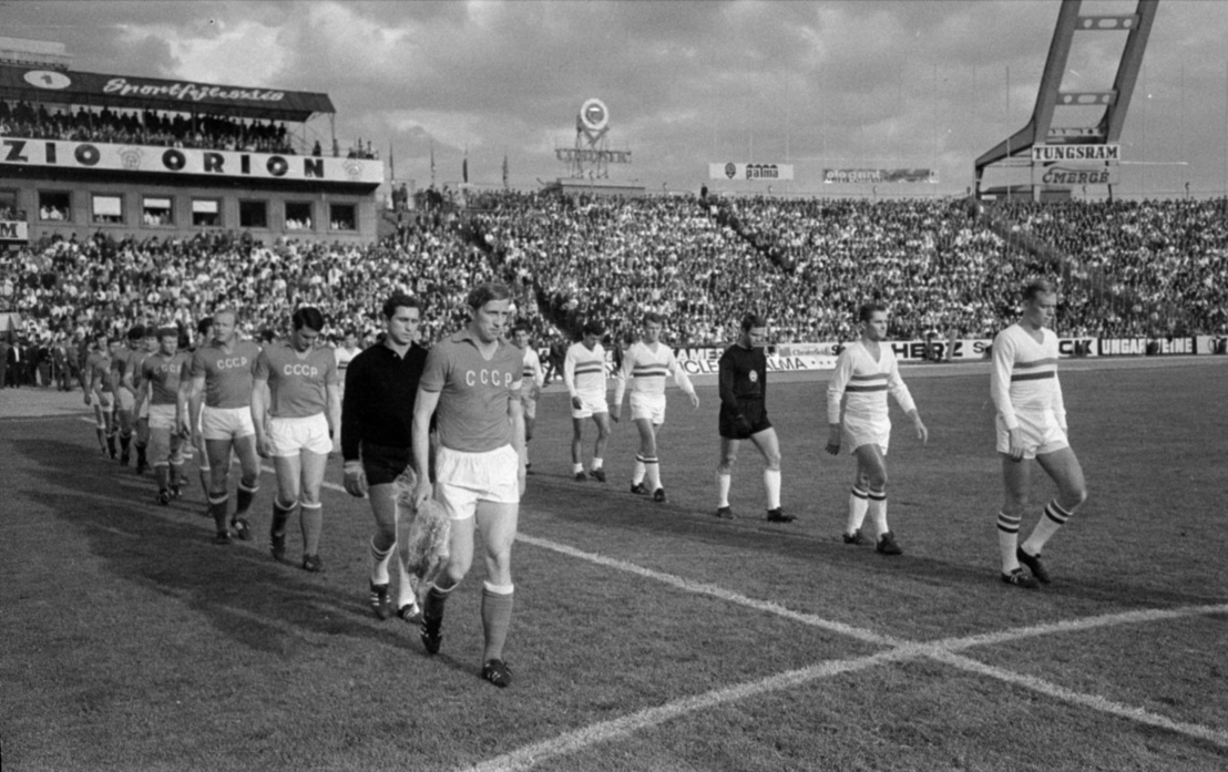 A szovjet és a magyar csapat labdarúgóinak bevonulása a Népstadionban az EB-mérkőzésen 1968. május 4-én
