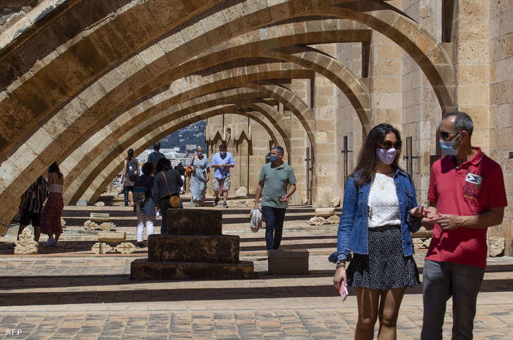 Turisták Palma de Mallorcában, a helyi katedrális tetőteraszán