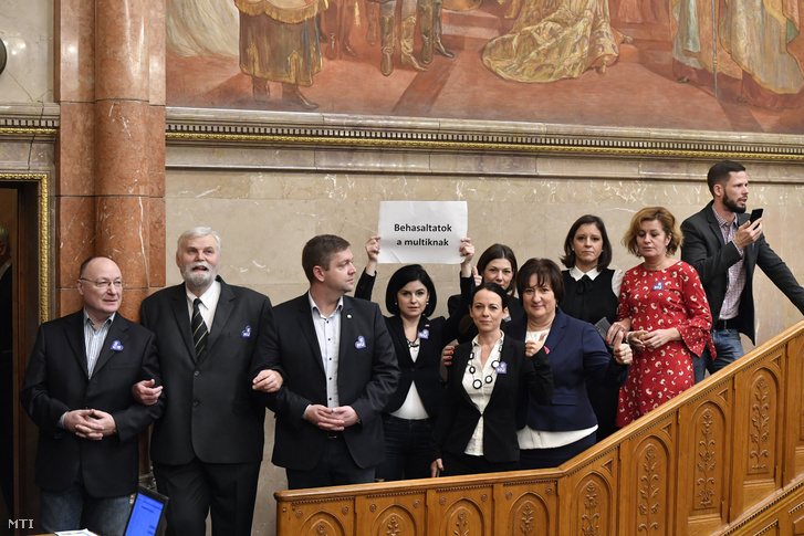 Szél Bernadett több képviselőtársával együtt elállja a házelnöki pulpitusra vezető lépcsőt az Országgyűlés plenáris ülésének kezdete előtt 2018. december 12-én