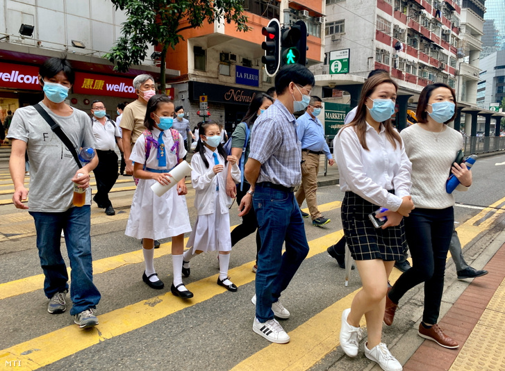 A koronavírus-járvány miatt védőmaszkot viselő emberek egy hongkongi utcán 2021. április 26-án