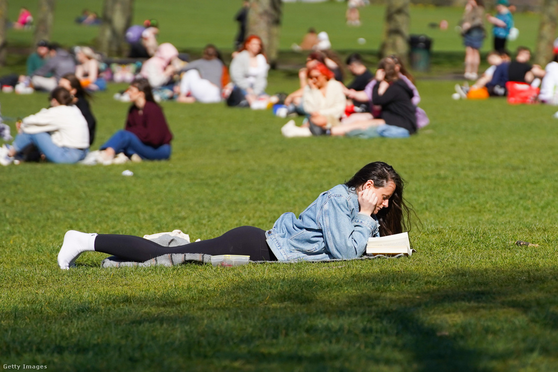 Egy nő könyvet olvas a Hyde Parkban, Leedsben 2021. március 29-én