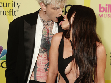 Megan Fox és Machine Gun Kelly egymás nyelvét nyalták a vörösszőnyegen